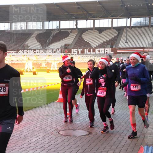 07.12.2025 - St. Pauli X-Mass-Run No. 15 Luisa Fischer http://msf.ph/oto/9377871 07.12.2025 10:03:23 Ziel 1828, 2780, 2781, 443, 442, 177, 442, 443, 460, 885, 918, 936, 943, 956, 963, 965, 1105, 1118, 1314, 1594, 2505, 2510, 2514, 2682, 2780, 2781, 2908, 3284, 3417, 3518, 3892 meine-sportfotos.de