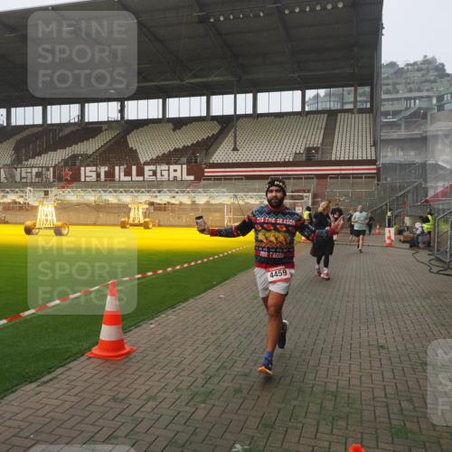 07.12.2025 - St. Pauli X-Mass-Run No. 15 Fabian Wolf http://msf.ph/oto/9377888 07.12.2025 10:06:34 Ziel 34, 150, 187, 562, 1369, 1479, 1480, 1946, 3213, 3232, 3534, 3535, 3536, 3537, 3970, 3971, 4459 meine-sportfotos.de