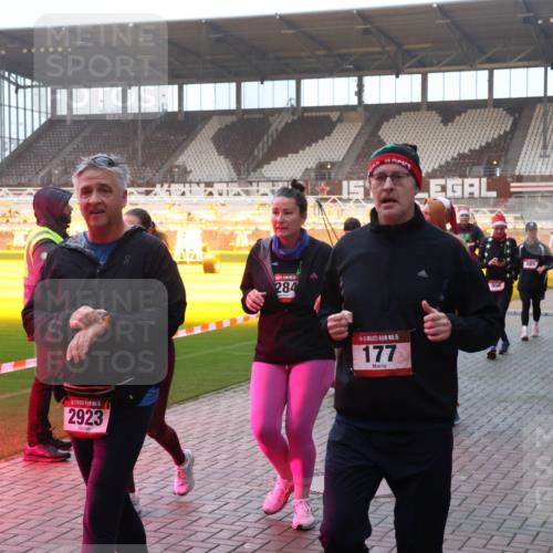 07.12.2025 - St. Pauli X-Mass-Run No. 15 Luisa Fischer http://msf.ph/oto/9377909 07.12.2025 10:03:28 Ziel 2923, 284, 15, 177, 1118, 177, 442, 443, 460, 885, 918, 936, 943, 956, 963, 965, 1118, 1314, 1594, 2505, 2510, 2514, 2682, 2780, 2781, 2908, 2973, 2975, 3284, 3417, 3518, 3892 meine-sportfotos.de