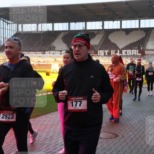 07.12.2025 - St. Pauli X-Mass-Run No. 15 Luisa Fischer http://msf.ph/oto/9377911 07.12.2025 10:03:28 Ziel 15, 2923, 15, 177, 943, 2604, 956, 1118, 177, 442, 443, 460, 885, 918, 936, 943, 956, 963, 965, 1118, 1314, 1594, 2505, 2510, 2514, 2682, 2780, 2781, 2908, 2973, 2975, 3284, 3417, 3518, 3892 meine-sportfotos.de