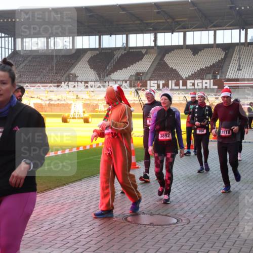 07.12.2025 - St. Pauli X-Mass-Run No. 15 Luisa Fischer http://msf.ph/oto/9377950 07.12.2025 10:03:29 Ziel 28, 3892, 956, 1118, 177, 442, 443, 460, 885, 918, 936, 943, 956, 963, 965, 1118, 1314, 1594, 2505, 2510, 2514, 2682, 2780, 2781, 2908, 2973, 2975, 3284, 3417, 3518, 3892 meine-sportfotos.de