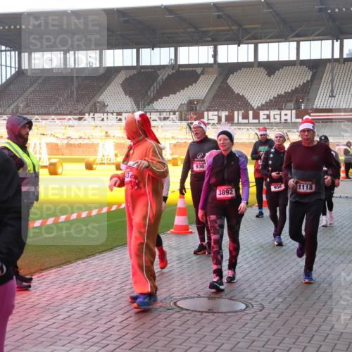 07.12.2025 - St. Pauli X-Mass-Run No. 15 Luisa Fischer http://msf.ph/oto/9377952 07.12.2025 10:03:30 Ziel 28, 936, 3892, 956, 1118, 177, 442, 443, 460, 885, 918, 936, 943, 956, 963, 965, 1118, 1314, 1594, 2505, 2510, 2514, 2682, 2780, 2781, 2908, 2973, 2975, 3284, 3417, 3518, 3892 meine-sportfotos.de