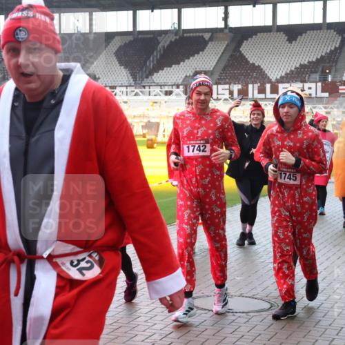 07.12.2025 - St. Pauli X-Mass-Run No. 15 Luisa Fischer http://msf.ph/oto/9377991 07.12.2025 10:28:39 Ziel 3727, 32, 1, 15, 1742, 1745, 1507, 3881, 412, 1507, 1717, 1742, 1745, 2101, 2188, 2526, 2723, 2912, 3218, 3377, 3395, 3412, 3413, 3454, 3472, 3713, 3727, 3729, 3730, 3879, 3881, 3883, 4037, 4064, 4065, 4132, 4133, 4159, 4160, 4189, 4245, 4250, 4344, 4350, 4355, 4376, 4380, 4388, 4453, 4454, 4527, 4538, 4697, 4698, 4700, 4701, 4702, 4704, 4706, 4707, 4708, 4710, 4875 meine-sportfotos.de