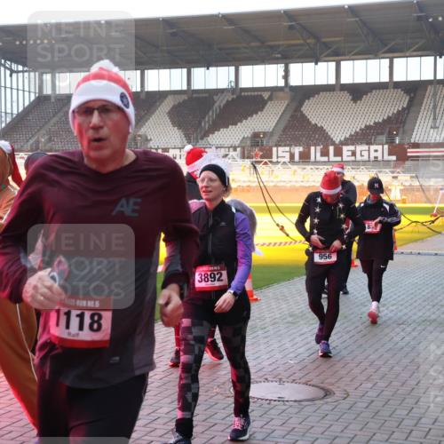 07.12.2025 - St. Pauli X-Mass-Run No. 15 Luisa Fischer http://msf.ph/oto/9377993 07.12.2025 10:03:32 Ziel 943, 15, 1118, 3892, 956, 8, 177, 442, 443, 460, 885, 918, 936, 943, 956, 963, 965, 1118, 1314, 1484, 1486, 1594, 2505, 2682, 2780, 2781, 2908, 2973, 2975, 3284, 3417, 3518, 3892 meine-sportfotos.de