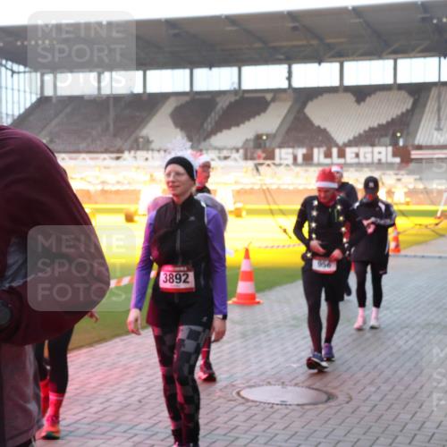 07.12.2025 - St. Pauli X-Mass-Run No. 15 Luisa Fischer http://msf.ph/oto/9377996 07.12.2025 10:03:32 Ziel 5, 18, 3892, 956, 177, 442, 443, 460, 885, 918, 936, 943, 956, 963, 965, 1118, 1314, 1484, 1486, 1594, 2505, 2682, 2780, 2781, 2908, 2973, 2975, 3284, 3417, 3518, 3892 meine-sportfotos.de