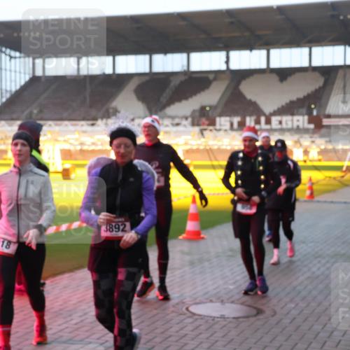 07.12.2025 - St. Pauli X-Mass-Run No. 15 Luisa Fischer http://msf.ph/oto/9377999 07.12.2025 10:03:33 Ziel 918, 3892, 177, 442, 443, 460, 885, 918, 936, 943, 956, 963, 965, 1118, 1314, 1484, 1486, 1594, 2505, 2682, 2780, 2781, 2973, 2975, 3284, 3417, 3518, 3892, 4193, 4239 meine-sportfotos.de