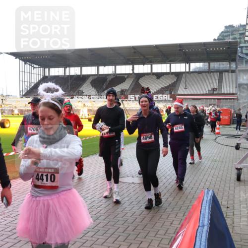 07.12.2025 - St. Pauli X-Mass-Run No. 15 Luisa Fischer http://msf.ph/oto/9378065 07.12.2025 10:28:53 Ziel 4706, 15, 4410, 4698, 4245, 412, 1507, 1742, 1745, 2526, 2723, 2912, 2913, 3209, 3218, 3377, 3395, 3412, 3413, 3454, 3472, 3727, 3729, 3730, 3879, 3881, 3883, 4037, 4064, 4065, 4159, 4160, 4189, 4245, 4250, 4344, 4355, 4376, 4380, 4388, 4449, 4450, 4453, 4454, 4697, 4698, 4700, 4701, 4702, 4704, 4706, 4707, 4708, 4710 meine-sportfotos.de