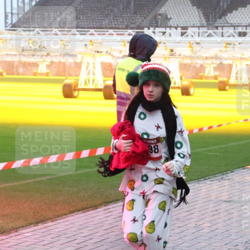 07.12.2025 - St. Pauli X-Mass-Run No. 15 Luisa Fischer http://msf.ph/oto/9378098 07.12.2025 11:09:22 Ziel 15, 98, 44, 51, 335, 338, 341, 495, 496, 558, 619, 1136, 1138, 1140, 1184, 1205, 1211, 1260, 1412, xxxx, 1424, 1464, 1491, 1502, 1511, 1574, 1625, 2070, 2259, 2879, 2893, 2898, 4471, 4584, 4819, 4830 meine-sportfotos.de