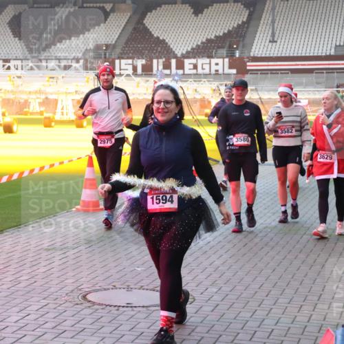 07.12.2025 - St. Pauli X-Mass-Run No. 15 Luisa Fischer http://msf.ph/oto/9378119 07.12.2025 10:03:46 Ziel 2975, 1594, 3580, 3582, 3629, 177, 213, 214, 358, 442, 443, 460, 885, 918, 936, 940, 943, 956, 963, 965, 984, 1023, 1118, 1263, 1264, 1314, 1484, 1486, 1506, 1594, 1888, 2380, 2505, 2682, 2973, 2975, 3284, 3334, 3417, 4193, 4239, 4660, 4667, 4679, 4680 meine-sportfotos.de