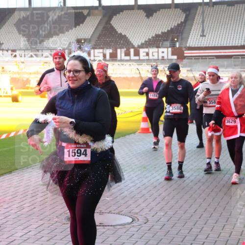 07.12.2025 - St. Pauli X-Mass-Run No. 15 Luisa Fischer http://msf.ph/oto/9378125 07.12.2025 10:03:47 Ziel 15, 1594, 1484, 3580, 358, 3629, 177, 213, 214, 358, 442, 443, 460, 885, 936, 940, 943, 956, 963, 965, 984, 1023, 1118, 1263, 1264, 1484, 1486, 1506, 1594, 1888, 2002, 2380, 2505, 2682, 2973, 2975, 3284, 3334, 3417, 4193, 4239, 4660, 4667, 4679, 4680 meine-sportfotos.de