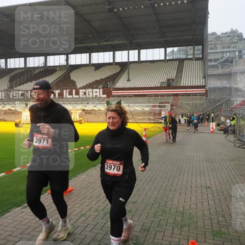 07.12.2025 - St. Pauli X-Mass-Run No. 15 Fabian Wolf http://msf.ph/oto/9378129 07.12.2025 10:06:41 Ziel 150, 562, 2129, 3213, 3232, 3330, 3333, 3534, 3535, 3536, 3537, 3970, 3971, 4459, 4735, 4738 meine-sportfotos.de