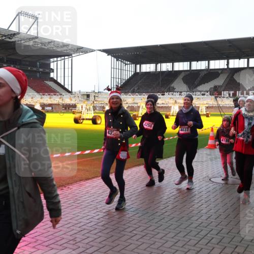 07.12.2025 - St. Pauli X-Mass-Run No. 15 Luisa Fischer http://msf.ph/oto/9378141 07.12.2025 10:29:02 Ziel 43, 4250, 4037, 4189, 3218, 412, 1095, 1308, 1330, 1566, 2046, 2051, 2397, 2526, 2723, 2912, 2913, 3209, 3218, 3377, 3395, 3413, 3454, 3472, 3727, 4037, 4159, 4160, 4245, 4250, 4265, 4291, 4355, 4376, 4380, 4388, 4414, 4446, 4449, 4450, 4543, 4544, 4697, 4698, 4701, 4702, 4706, 4707 meine-sportfotos.de