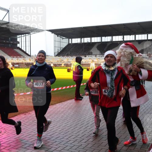 07.12.2025 - St. Pauli X-Mass-Run No. 15 Luisa Fischer http://msf.ph/oto/9378154 07.12.2025 10:29:04 Ziel 4250, 4037, 4189, 43, 3209, 412, 1095, 1308, 1330, 1566, 2046, 2051, 2397, 2526, 2723, 2912, 2913, 3209, 3218, 3377, 3395, 3413, 3454, 3472, 3669, 4037, 4159, 4160, 4245, 4250, 4265, 4291, 4355, 4388, 4414, 4446, 4449, 4450, 4543, 4544, 4697, 4698, 4701, 4702, 4706, 4707 meine-sportfotos.de