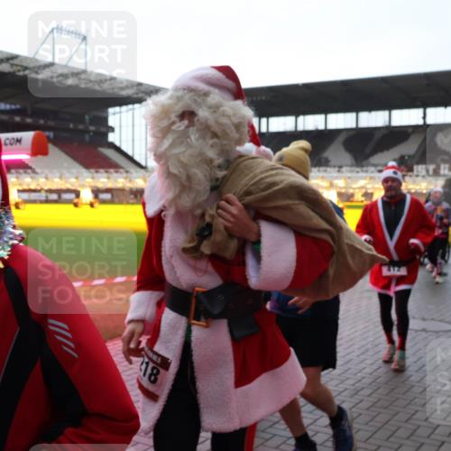 07.12.2025 - St. Pauli X-Mass-Run No. 15 Luisa Fischer http://msf.ph/oto/9378167 07.12.2025 10:29:05 Ziel 18, 412, 1095, 1308, 1330, 1566, 2046, 2051, 2397, 2526, 2723, 2912, 2913, 3209, 3218, 3377, 3395, 3413, 3454, 3472, 3669, 4037, 4159, 4160, 4245, 4250, 4265, 4291, 4355, 4388, 4414, 4446, 4449, 4450, 4543, 4544, 4697, 4698, 4701, 4702, 4706, 4707 meine-sportfotos.de