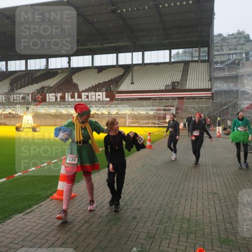 07.12.2025 - St. Pauli X-Mass-Run No. 15 Fabian Wolf http://msf.ph/oto/9378189 07.12.2025 10:06:48 Ziel 150, 217, 867, 1007, 1103, 1505, 2129, 3189, 3330, 3333, 3970, 3971, 4735, 4738 meine-sportfotos.de