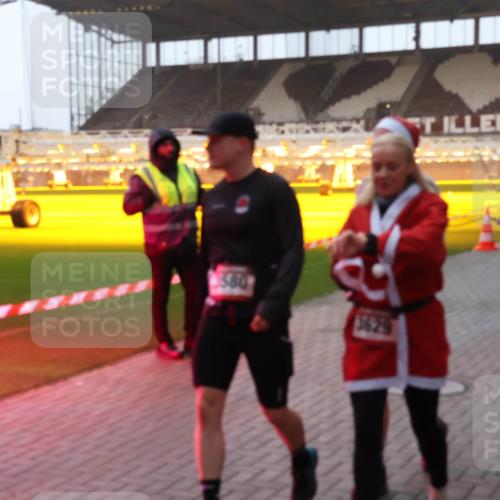 07.12.2025 - St. Pauli X-Mass-Run No. 15 Luisa Fischer http://msf.ph/oto/9378204 07.12.2025 10:03:53 Ziel 580, 3629, 177, 185, 213, 214, 358, 399, 460, 940, 956, 963, 965, 984, 1023, 1118, 1263, 1264, 1307, 1394, 1425, 1484, 1486, 1506, 1594, 1888, 2002, 2366, 2380, 2505, 2682, 2973, 2975, 3334, 3417, 3734, 4193, 4239, 4660, 4667, 4679, 4680 meine-sportfotos.de