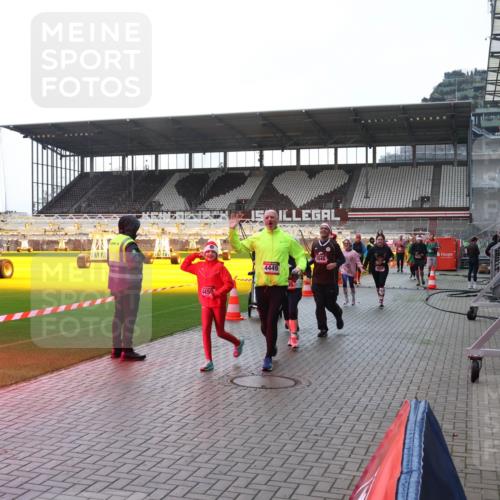 07.12.2025 - St. Pauli X-Mass-Run No. 15 Luisa Fischer http://msf.ph/oto/9378208 07.12.2025 10:29:17 Ziel 4450, 4449, 161, 165, 412, 1095, 1308, 1330, 1566, 2046, 2051, 2397, 2874, 2912, 2913, 3209, 3218, 3299, 3377, 3669, 3938, 3942, 4037, 4073, 4250, 4265, 4291, 4355, 4388, 4414, 4446, 4449, 4450, 4543, 4544 meine-sportfotos.de