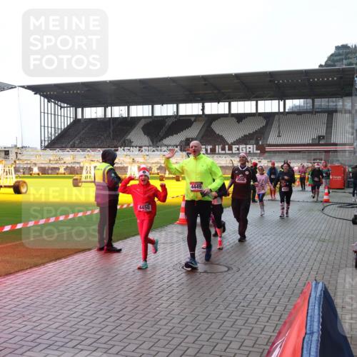 07.12.2025 - St. Pauli X-Mass-Run No. 15 Luisa Fischer http://msf.ph/oto/9378210 07.12.2025 10:29:17 Ziel 4450, 4449, 2046, 161, 165, 412, 1095, 1308, 1330, 1566, 2046, 2051, 2397, 2874, 2912, 2913, 3209, 3218, 3299, 3377, 3669, 3938, 3942, 4037, 4073, 4250, 4265, 4291, 4355, 4388, 4414, 4446, 4449, 4450, 4543, 4544 meine-sportfotos.de
