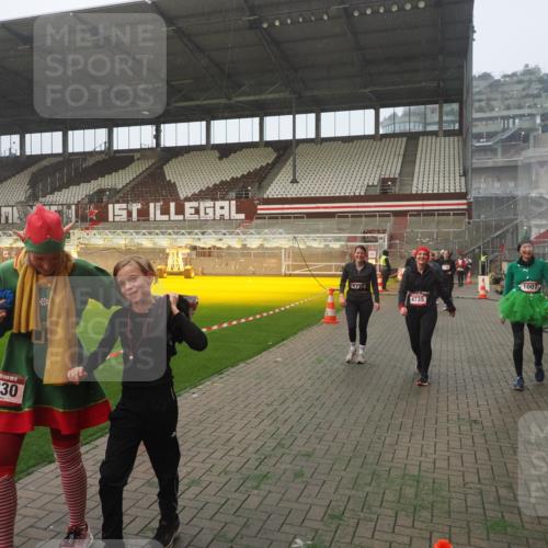 07.12.2025 - St. Pauli X-Mass-Run No. 15 Fabian Wolf http://msf.ph/oto/9378228 07.12.2025 10:06:49 Ziel 150, 217, 366, 867, 1007, 1103, 1505, 1735, 2129, 3189, 3330, 3333, 3970, 3971, 4735, 4738 meine-sportfotos.de