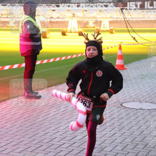 07.12.2025 - St. Pauli X-Mass-Run No. 15 Luisa Fischer http://msf.ph/oto/9378234 07.12.2025 10:04:01 Ziel 1, 15, 263, 185, 213, 214, 358, 399, 460, 940, 963, 965, 984, 1023, 1118, 1263, 1264, 1307, 1394, 1425, 1484, 1486, 1506, 1594, 1888, 2002, 2366, 2380, 2682, 2973, 2975, 3334, 3337, 3519, 3734, 4151, 4193, 4239, 4660, 4667, 4679, 4680 meine-sportfotos.de