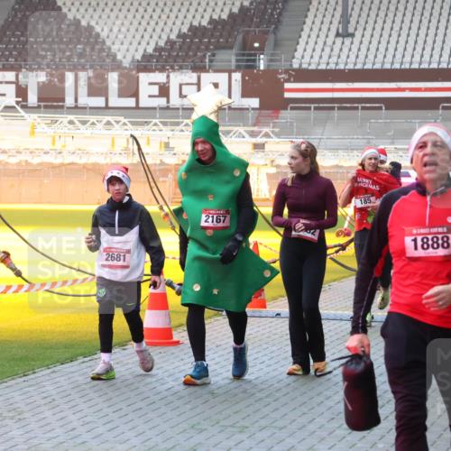 07.12.2025 - St. Pauli X-Mass-Run No. 15 Luisa Fischer http://msf.ph/oto/9378280 07.12.2025 10:04:09 Ziel 2681, 2167, 2, 185, 1888, 460, 185, 213, 214, 358, 399, 460, 626, 628, 709, 940, 965, 984, 1023, 1027, 1028, 1263, 1264, 1307, 1394, 1425, 1484, 1486, 1506, 1888, 1906, 2002, 2110, 2112, 2366, 2380, 2682, 2973, 2975, 3198, 3334, 3337, 3340, 3359, 3519, 3734, 4151, 4193, 4239, 4660, 4667, 4679, 4680 meine-sportfotos.de