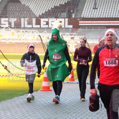 07.12.2025 - St. Pauli X-Mass-Run No. 15 Luisa Fischer http://msf.ph/oto/9378283 07.12.2025 10:04:09 Ziel 2681, 2167, 1888, 460, 185, 213, 214, 358, 399, 460, 626, 628, 709, 940, 965, 984, 1023, 1027, 1028, 1263, 1264, 1307, 1394, 1425, 1484, 1486, 1506, 1888, 1906, 2002, 2110, 2112, 2366, 2380, 2682, 2973, 2975, 3198, 3334, 3337, 3340, 3359, 3519, 3734, 4151, 4193, 4239, 4660, 4667, 4679, 4680 meine-sportfotos.de