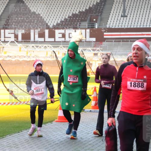 07.12.2025 - St. Pauli X-Mass-Run No. 15 Luisa Fischer http://msf.ph/oto/9378286 07.12.2025 10:04:09 Ziel 2681, 2167, 34, 460, 082, 1888, 185, 213, 214, 358, 399, 460, 626, 628, 709, 940, 965, 984, 1023, 1027, 1028, 1263, 1264, 1307, 1394, 1425, 1484, 1486, 1506, 1888, 1906, 2002, 2110, 2112, 2366, 2380, 2682, 2973, 2975, 3198, 3334, 3337, 3340, 3359, 3519, 3734, 4151, 4193, 4239, 4660, 4667, 4679, 4680 meine-sportfotos.de
