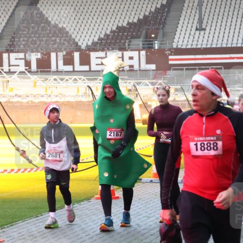 07.12.2025 - St. Pauli X-Mass-Run No. 15 Luisa Fischer http://msf.ph/oto/9378289 07.12.2025 10:04:10 Ziel 2681, 2167, 1888, 3734, 46, 185, 213, 214, 358, 399, 626, 628, 709, 940, 965, 984, 1023, 1027, 1028, 1263, 1264, 1307, 1394, 1425, 1484, 1486, 1506, 1888, 1906, 2002, 2110, 2112, 2366, 2380, 2973, 2975, 3198, 3334, 3337, 3340, 3359, 3519, 3734, 4151, 4193, 4239, 4660, 4667, 4679, 4680 meine-sportfotos.de