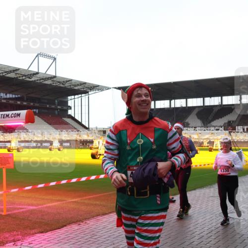 07.12.2025 - St. Pauli X-Mass-Run No. 15 Luisa Fischer http://msf.ph/oto/9378290 07.12.2025 10:29:30 Ziel 1330, 161, 165, 1095, 1308, 1330, 1548, 1550, 1566, 1677, 1842, 2046, 2051, 2397, 2874, 3115, 3299, 3470, 3669, 3938, 3942, 4073, 4265, 4291, 4414, 4446, 4449, 4450, 4543, 4544 meine-sportfotos.de