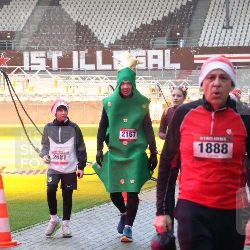 07.12.2025 - St. Pauli X-Mass-Run No. 15 Luisa Fischer http://msf.ph/oto/9378294 07.12.2025 10:04:10 Ziel 2681, 2167, 3734, 1888, 185, 213, 214, 358, 399, 626, 628, 709, 940, 965, 984, 1023, 1027, 1028, 1263, 1264, 1307, 1394, 1425, 1484, 1486, 1506, 1888, 1906, 2002, 2110, 2112, 2366, 2380, 2973, 2975, 3198, 3334, 3337, 3340, 3359, 3519, 3734, 4151, 4193, 4239, 4660, 4667, 4679, 4680 meine-sportfotos.de