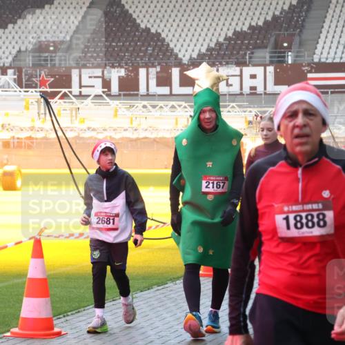 07.12.2025 - St. Pauli X-Mass-Run No. 15 Luisa Fischer http://msf.ph/oto/9378297 07.12.2025 10:04:11 Ziel 2681, 5, 2167, 1888, 58, 373, 185, 213, 214, 358, 399, 626, 628, 709, 940, 984, 1023, 1027, 1028, 1263, 1264, 1307, 1394, 1425, 1484, 1486, 1506, 1888, 1906, 2002, 2110, 2112, 2366, 2380, 2973, 2975, 3198, 3334, 3337, 3340, 3359, 3519, 3734, 4151, 4193, 4239, 4660, 4667, 4679, 4680 meine-sportfotos.de