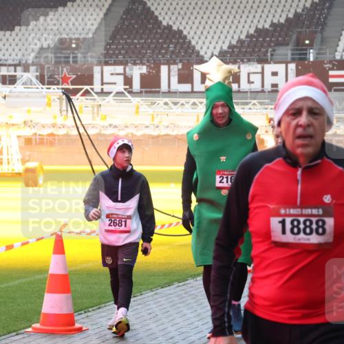 07.12.2025 - St. Pauli X-Mass-Run No. 15 Luisa Fischer http://msf.ph/oto/9378300 07.12.2025 10:04:11 Ziel 2681, 216, 1888, 5, 358, 185, 213, 214, 358, 399, 626, 628, 709, 940, 984, 1023, 1027, 1028, 1263, 1264, 1307, 1394, 1425, 1484, 1486, 1506, 1888, 1906, 2002, 2110, 2112, 2366, 2380, 2973, 2975, 3198, 3334, 3337, 3340, 3359, 3519, 3734, 4151, 4193, 4239, 4660, 4667, 4679, 4680 meine-sportfotos.de