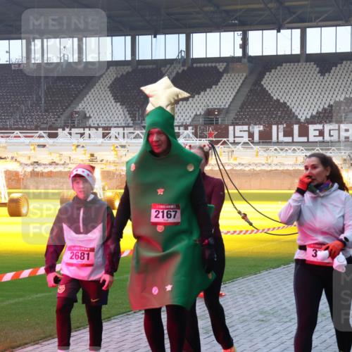 07.12.2025 - St. Pauli X-Mass-Run No. 15 Luisa Fischer http://msf.ph/oto/9378324 07.12.2025 10:04:15 Ziel 2681, 1, 2167, 3, 460, 185, 213, 214, 358, 399, 626, 628, 709, 940, 984, 1023, 1027, 1028, 1263, 1264, 1307, 1394, 1425, 1484, 1486, 1506, 1888, 1906, 2002, 2110, 2112, 2366, 2380, 3198, 3334, 3337, 3340, 3359, 3519, 3734, 4151, 4193, 4239, 4660, 4667, 4679, 4680 meine-sportfotos.de