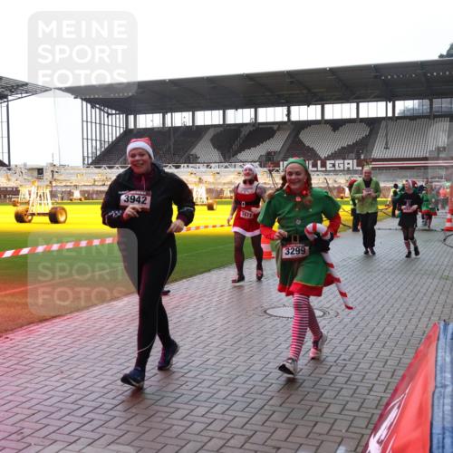 07.12.2025 - St. Pauli X-Mass-Run No. 15 Luisa Fischer http://msf.ph/oto/9378361 07.12.2025 10:29:44 Ziel 3942, 1677, 3299, 61, 161, 165, 450, 458, 1039, 1198, 1201, 1204, 1209, 1308, 1330, 1373, 1548, 1550, 1566, 1677, 1842, 2001, 2397, 2874, 3080, 3115, 3299, 3468, 3469, 3470, 3669, 3938, 3942, 4007, 4009, 4073, 4126, 4264, 4265, 4266, 4291, 4293, 4296, 4440, 4446, 4531, 4543, 4544, 4695 meine-sportfotos.de