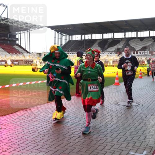 07.12.2025 - St. Pauli X-Mass-Run No. 15 Luisa Fischer http://msf.ph/oto/9378408 07.12.2025 10:29:52 Ziel 550, 1548, 3115, 161, 165, 450, 458, 1039, 1198, 1201, 1204, 1209, 1373, 1548, 1550, 1669, 1677, 1842, 2001, 2874, 2878, 3080, 3115, 3299, 3468, 3469, 3470, 3494, 3497, 3516, 3517, 3669, 3938, 3942, 4007, 4009, 4073, 4126, 4264, 4266, 4293, 4296, 4440, 4472, 4476, 4531, 4695 meine-sportfotos.de