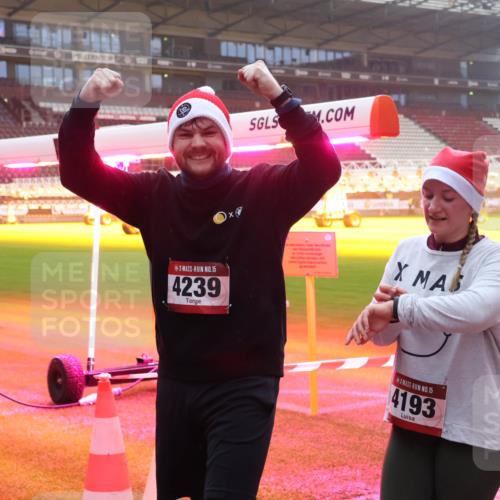 07.12.2025 - St. Pauli X-Mass-Run No. 15 Luisa Fischer http://msf.ph/oto/9378419 07.12.2025 10:04:32 Ziel 15, 4239, 15, 4193, 113, 185, 213, 399, 626, 628, 709, 1027, 1028, 1291, 1302, 1307, 1394, 1425, 1506, 1712, 1738, 1906, 2002, 2110, 2112, 2366, 2380, 2454, 3188, 3198, 3337, 3340, 3359, 3519, 3734, 4151, 4673, 4679 meine-sportfotos.de