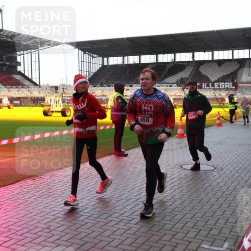 07.12.2025 - St. Pauli X-Mass-Run No. 15 Luisa Fischer http://msf.ph/oto/9378439 07.12.2025 10:29:57 Ziel 450, 4695, 10, 161, 165, 423, 426, 450, 458, 1039, 1090, 1091, 1198, 1201, 1204, 1209, 1373, 1548, 1550, 1669, 1677, 1842, 2001, 2874, 2878, 3080, 3115, 3299, 3468, 3469, 3470, 3494, 3497, 3516, 3517, 3938, 3942, 4007, 4009, 4126, 4264, 4266, 4293, 4296, 4440, 4472, 4476, 4531, 4695 meine-sportfotos.de