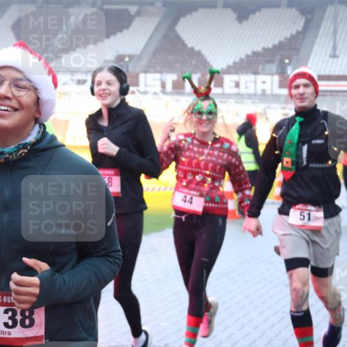 07.12.2025 - St. Pauli X-Mass-Run No. 15 Luisa Fischer http://msf.ph/oto/9378442 07.12.2025 11:09:43 Ziel 1138, 8, 44, 51, 44, 51, 59, 66, 266, 330, 335, 338, 341, 495, 496, 558, 619, 971, 1084, 1110, 1136, 1138, 1140, 1205, 1211, 1260, 1463, 1477, 1502, 1511, 1574, 1579, 1582, 1641, 1851, 1870, 1945, 1974, 2042, 2070, 2879, 2898, 3151, 4190, 4191 meine-sportfotos.de