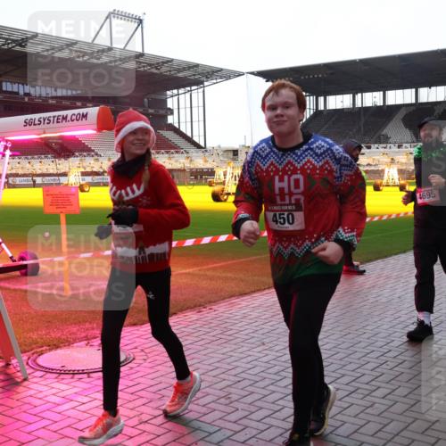 07.12.2025 - St. Pauli X-Mass-Run No. 15 Luisa Fischer http://msf.ph/oto/9378443 07.12.2025 10:29:57 Ziel 1, 5, 450, 4695, 10, 161, 165, 423, 426, 450, 458, 1039, 1090, 1091, 1198, 1201, 1204, 1209, 1373, 1548, 1550, 1669, 1677, 1842, 2001, 2874, 2878, 3080, 3115, 3299, 3468, 3469, 3470, 3494, 3497, 3516, 3517, 3938, 3942, 4007, 4009, 4126, 4264, 4266, 4293, 4296, 4440, 4472, 4476, 4531, 4695 meine-sportfotos.de
