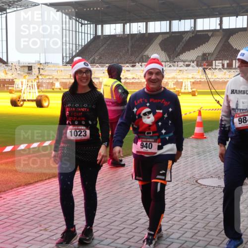 07.12.2025 - St. Pauli X-Mass-Run No. 15 Luisa Fischer http://msf.ph/oto/9378461 07.12.2025 10:04:37 Ziel 1, 15, 1023, 4, 15, 984, 15, 940, 113, 185, 399, 626, 628, 709, 1027, 1028, 1291, 1302, 1307, 1394, 1425, 1522, 1712, 1738, 1871, 1906, 2110, 2112, 2366, 2454, 3188, 3198, 3337, 3340, 3359, 3519, 3734, 4151, 4673 meine-sportfotos.de