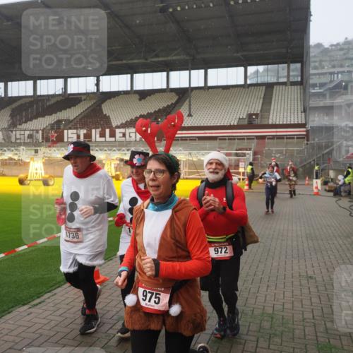 07.12.2025 - St. Pauli X-Mass-Run No. 15 Fabian Wolf http://msf.ph/oto/9378466 07.12.2025 10:07:00 Ziel 217, 366, 421, 792, 867, 972, 975, 1007, 1103, 1505, 1572, 1735, 1736, 2129, 3189, 3945, 4354, 4735, 4738 meine-sportfotos.de