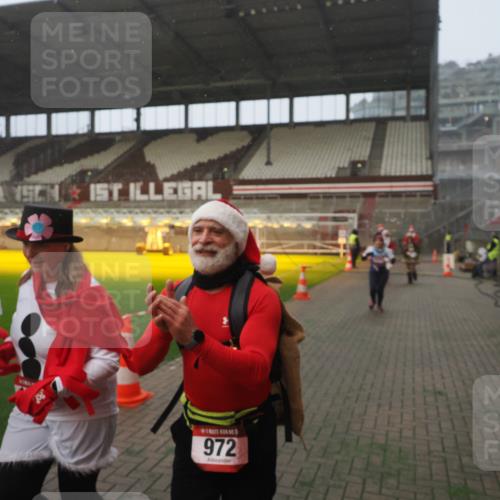 07.12.2025 - St. Pauli X-Mass-Run No. 15 Fabian Wolf http://msf.ph/oto/9378491 07.12.2025 10:07:00 Ziel 217, 366, 421, 792, 867, 972, 975, 1007, 1103, 1505, 1572, 1735, 1736, 2129, 3189, 3945, 4354, 4735, 4738 meine-sportfotos.de