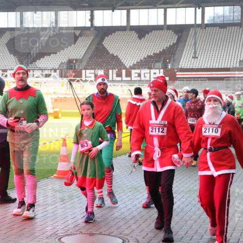 07.12.2025 - St. Pauli X-Mass-Run No. 15 Luisa Fischer http://msf.ph/oto/9378492 07.12.2025 10:04:50 Ziel 15, 963, 2112, 15, 2112, 4680, 2110, 113, 626, 628, 709, 713, 1027, 1028, 1291, 1302, 1522, 1701, 1712, 1738, 1871, 1906, 2110, 2112, 2454, 2569, 2570, 3188, 3198, 3340, 3359, 3477, 3894, 3911, 4080, 4553, 4557, 4673 meine-sportfotos.de