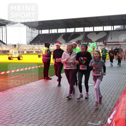 07.12.2025 - St. Pauli X-Mass-Run No. 15 Luisa Fischer http://msf.ph/oto/9378499 07.12.2025 10:30:07 Ziel 429, 4440, 3469, 120, 3468, 1190, 10, 423, 426, 450, 458, 1039, 1090, 1091, 1198, 1201, 1204, 1209, 1373, 1548, 1550, 1669, 1677, 1842, 2001, 2878, 3080, 3115, 3468, 3469, 3470, 3494, 3497, 3516, 3517, 4007, 4009, 4126, 4264, 4266, 4293, 4296, 4440, 4472, 4476, 4531, 4533, 4534, 4546, 4695 meine-sportfotos.de