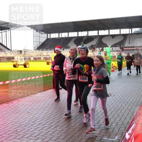 07.12.2025 - St. Pauli X-Mass-Run No. 15 Luisa Fischer http://msf.ph/oto/9378501 07.12.2025 10:30:07 Ziel 444, 3469, 3468, 1201, 10, 423, 426, 450, 458, 1039, 1090, 1091, 1198, 1201, 1204, 1209, 1373, 1548, 1550, 1669, 1677, 1842, 2001, 2878, 3080, 3115, 3468, 3469, 3470, 3494, 3497, 3516, 3517, 4007, 4009, 4126, 4264, 4266, 4293, 4296, 4440, 4472, 4476, 4531, 4533, 4534, 4546, 4695 meine-sportfotos.de