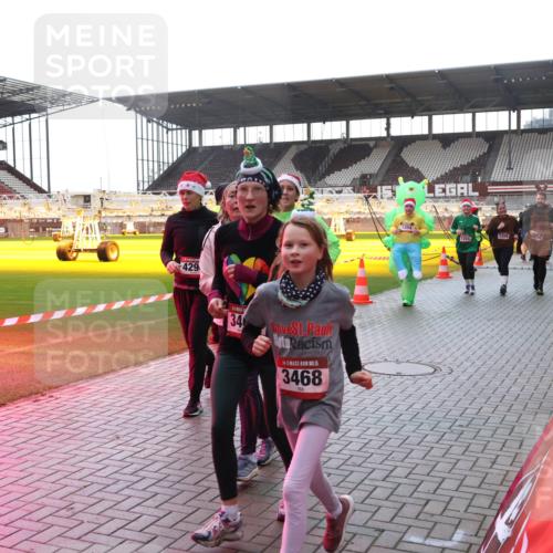 07.12.2025 - St. Pauli X-Mass-Run No. 15 Luisa Fischer http://msf.ph/oto/9378502 07.12.2025 10:30:07 Ziel 429, 34, 15, 3468, 1204, 1201, 1200, 10, 423, 426, 450, 458, 1039, 1090, 1091, 1198, 1201, 1204, 1209, 1373, 1548, 1550, 1669, 1677, 1842, 2001, 2878, 3080, 3115, 3468, 3469, 3470, 3494, 3497, 3516, 3517, 4007, 4009, 4126, 4264, 4266, 4293, 4296, 4440, 4472, 4476, 4531, 4533, 4534, 4546, 4695 meine-sportfotos.de