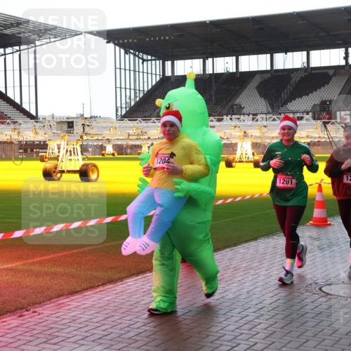 07.12.2025 - St. Pauli X-Mass-Run No. 15 Luisa Fischer http://msf.ph/oto/9378517 07.12.2025 10:30:11 Ziel 1204, 1201, 1209, 1198, 10, 423, 426, 450, 458, 1039, 1090, 1091, 1198, 1201, 1204, 1209, 1373, 1548, 1550, 1669, 1677, 1842, 2001, 2369, 2878, 3080, 3115, 3468, 3469, 3470, 3494, 3497, 3516, 3517, 4007, 4009, 4126, 4264, 4266, 4293, 4296, 4440, 4472, 4476, 4531, 4533, 4534, 4546, 4695 meine-sportfotos.de