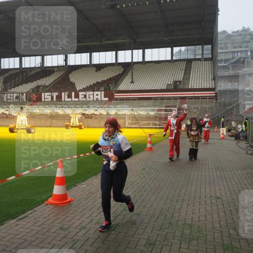 07.12.2025 - St. Pauli X-Mass-Run No. 15 Fabian Wolf http://msf.ph/oto/9378526 07.12.2025 10:07:03 Ziel 217, 366, 421, 792, 867, 972, 975, 1103, 1505, 1572, 1735, 1736, 3189, 3414, 3945, 4354 meine-sportfotos.de