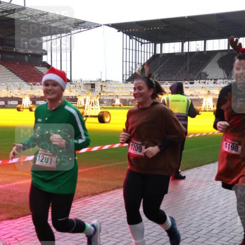 07.12.2025 - St. Pauli X-Mass-Run No. 15 Luisa Fischer http://msf.ph/oto/9378532 07.12.2025 10:30:13 Ziel 1201, 1209, 1198, 10, 423, 426, 450, 458, 1039, 1090, 1091, 1198, 1201, 1204, 1209, 1373, 1548, 1550, 1669, 1677, 1842, 2001, 2369, 2878, 3080, 3115, 3468, 3469, 3470, 3494, 3497, 3516, 3517, 4007, 4009, 4126, 4264, 4266, 4293, 4296, 4440, 4472, 4476, 4531, 4533, 4534, 4546, 4695 meine-sportfotos.de