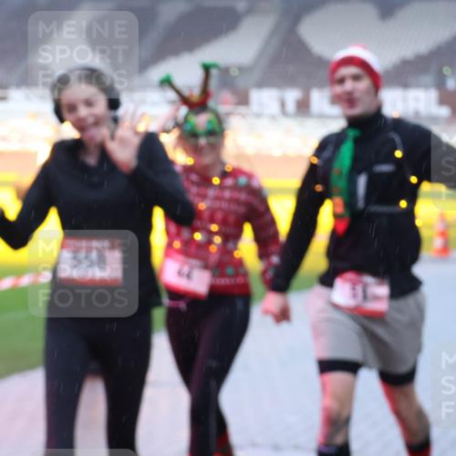 07.12.2025 - St. Pauli X-Mass-Run No. 15 Luisa Fischer http://msf.ph/oto/9378535 07.12.2025 11:09:44 Ziel 558, 44, 51, 59, 66, 266, 330, 335, 338, 341, 495, 496, 558, 619, 971, 1084, 1110, 1136, 1138, 1140, 1205, 1211, 1260, 1463, 1477, 1502, 1511, 1574, 1579, 1582, 1641, 1851, 1870, 1945, 1974, 2042, 2070, 2879, 2898, 3151, 4190, 4191 meine-sportfotos.de
